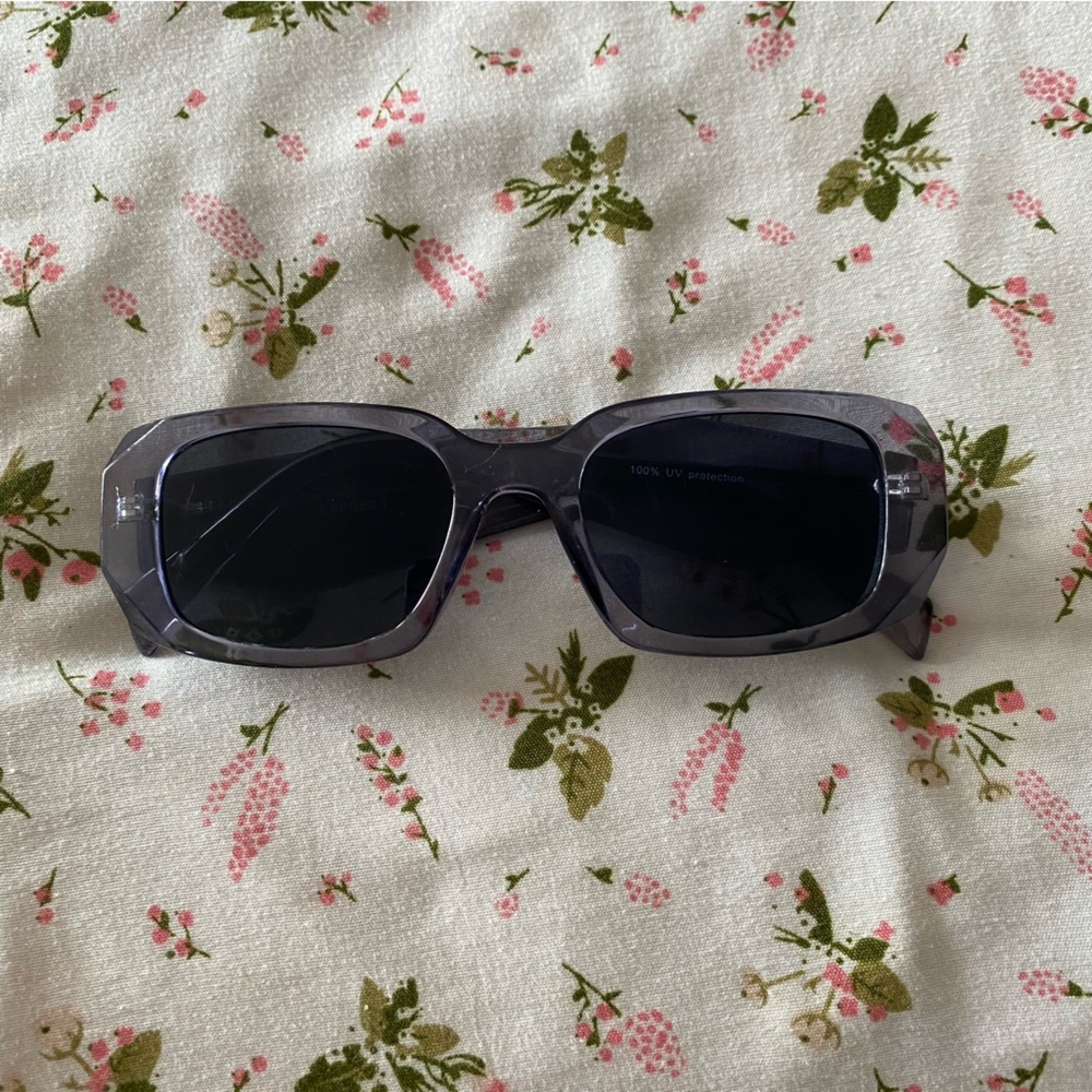 Chic Black Sunglasses